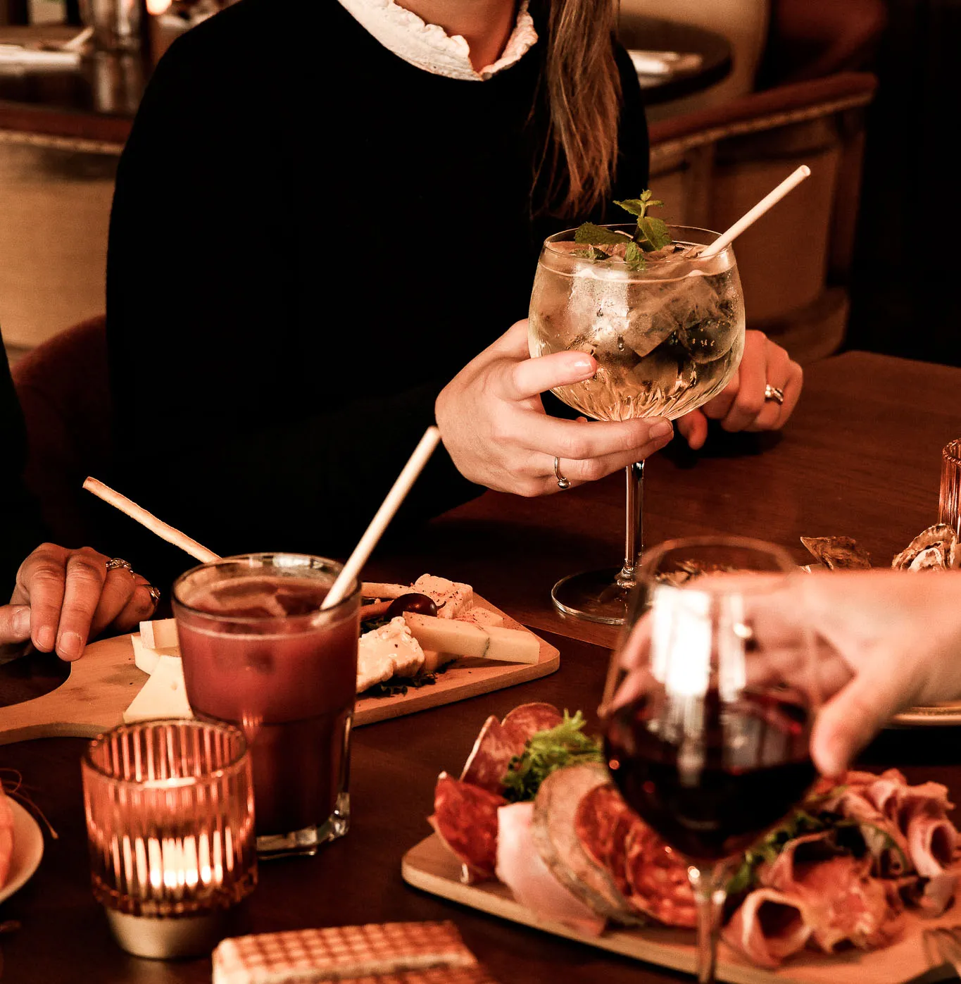 Planches d’apéritif et cocktails servis en terrasse de Colette, face à la mer