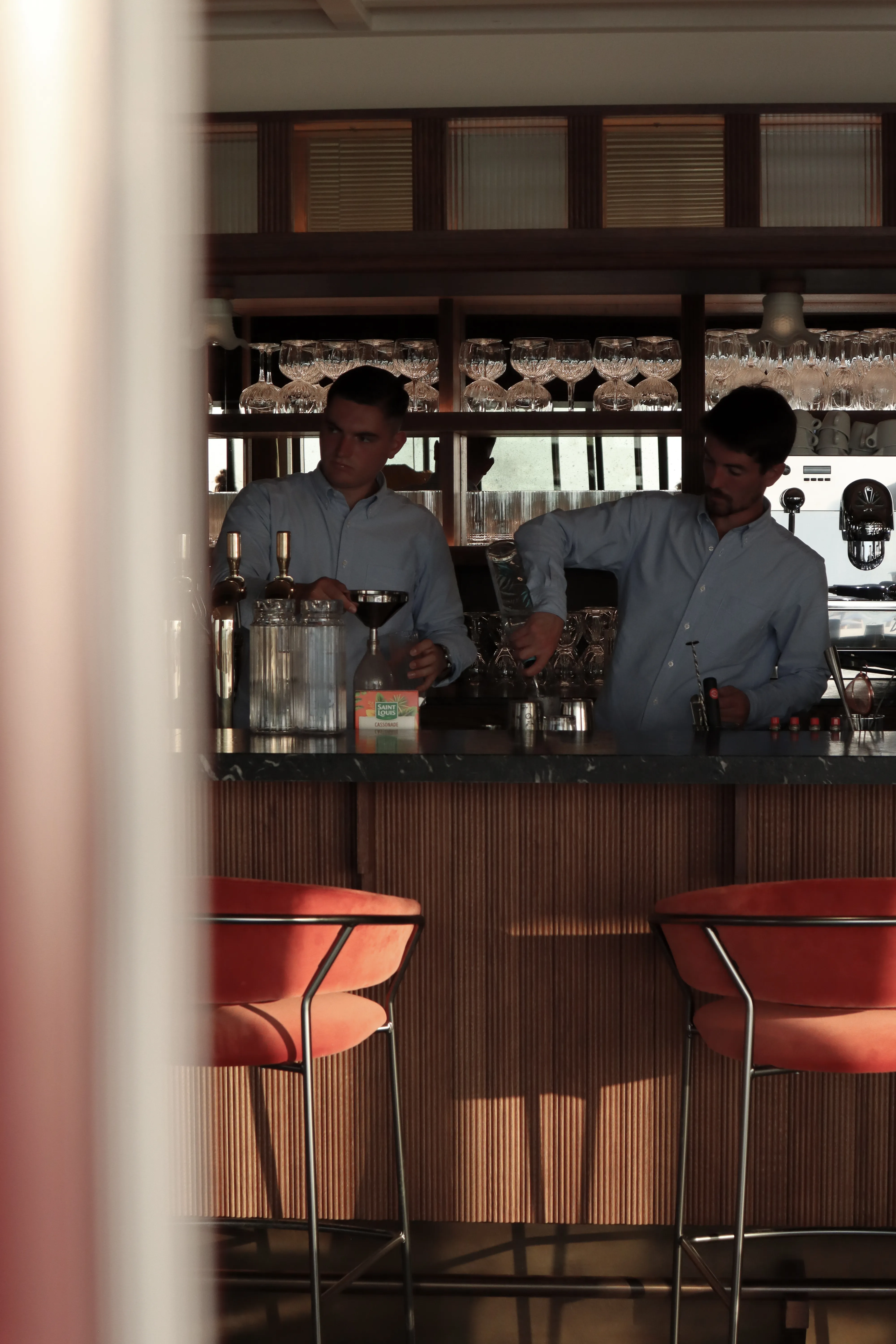 Le bar de Colette et ses tabourets terracotta, l'équipe en plein service