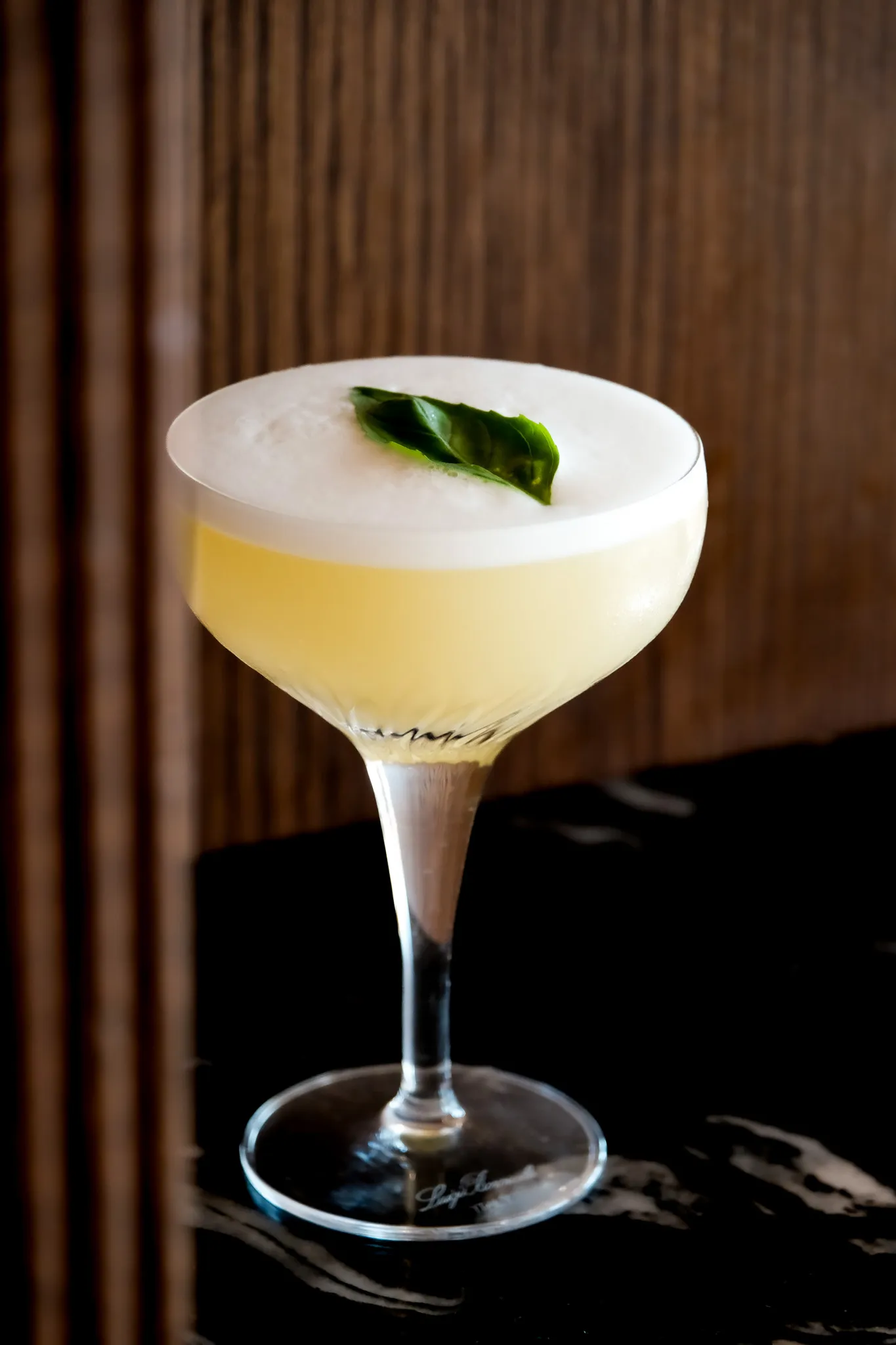 Cocktail coupe au blanc d'œuf servi au bar
