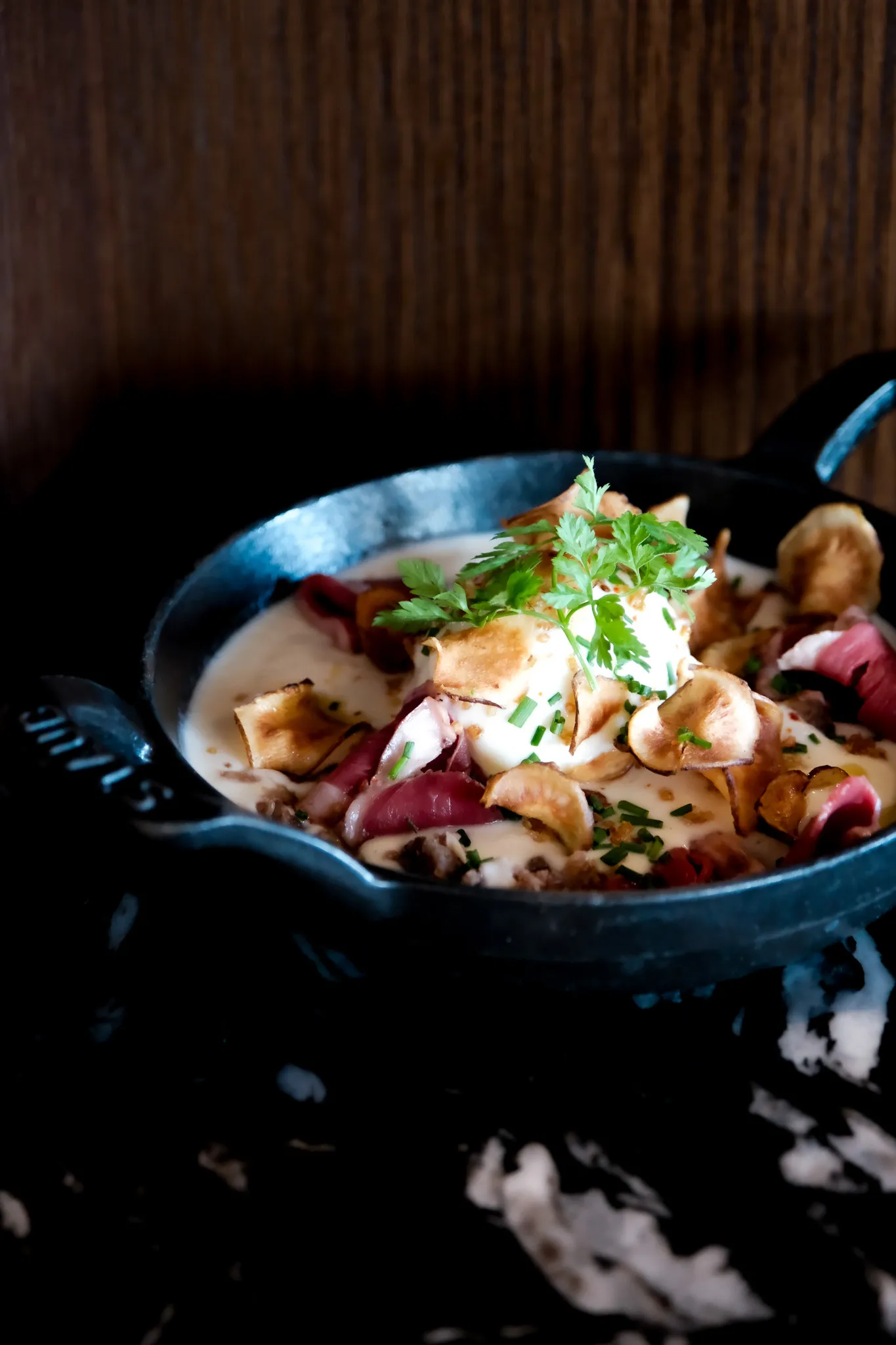 Cocotte de saison servie en salle, dressée aux herbes fraîches