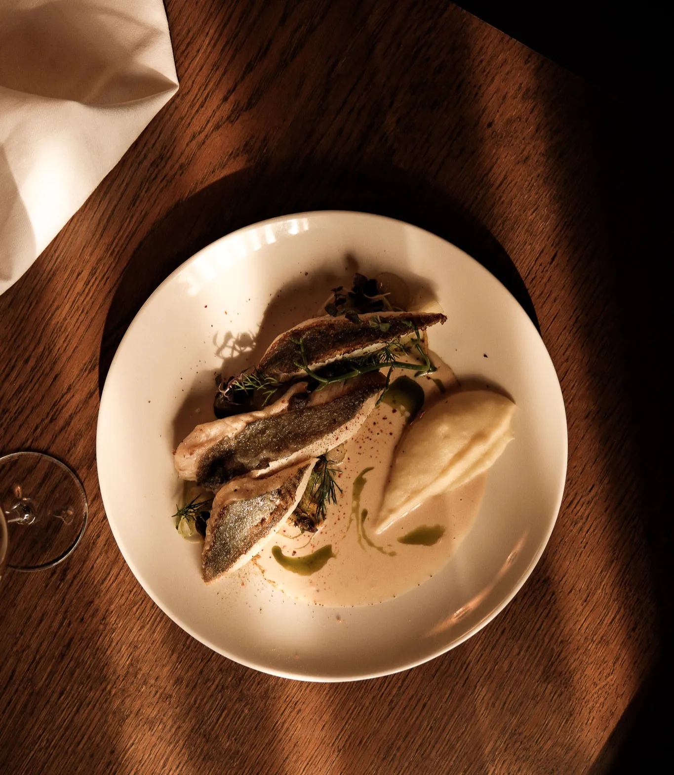 Poisson au beurre blanc dressé à l’assiette, en cuisine chez Colette