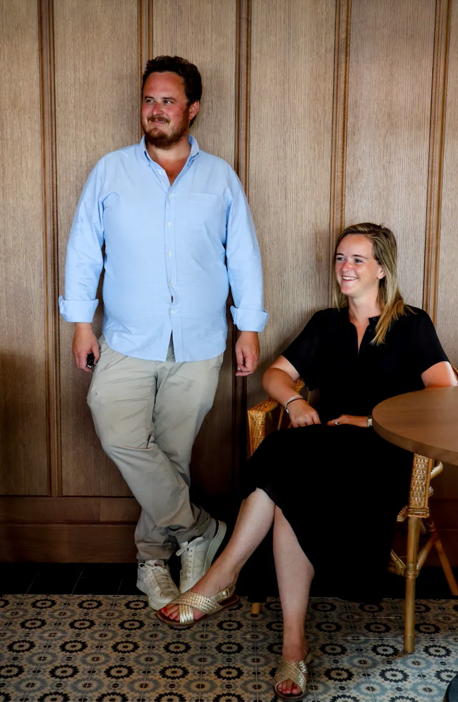 Mathilde et Arthur Garreau, souriants devant leur restaurant