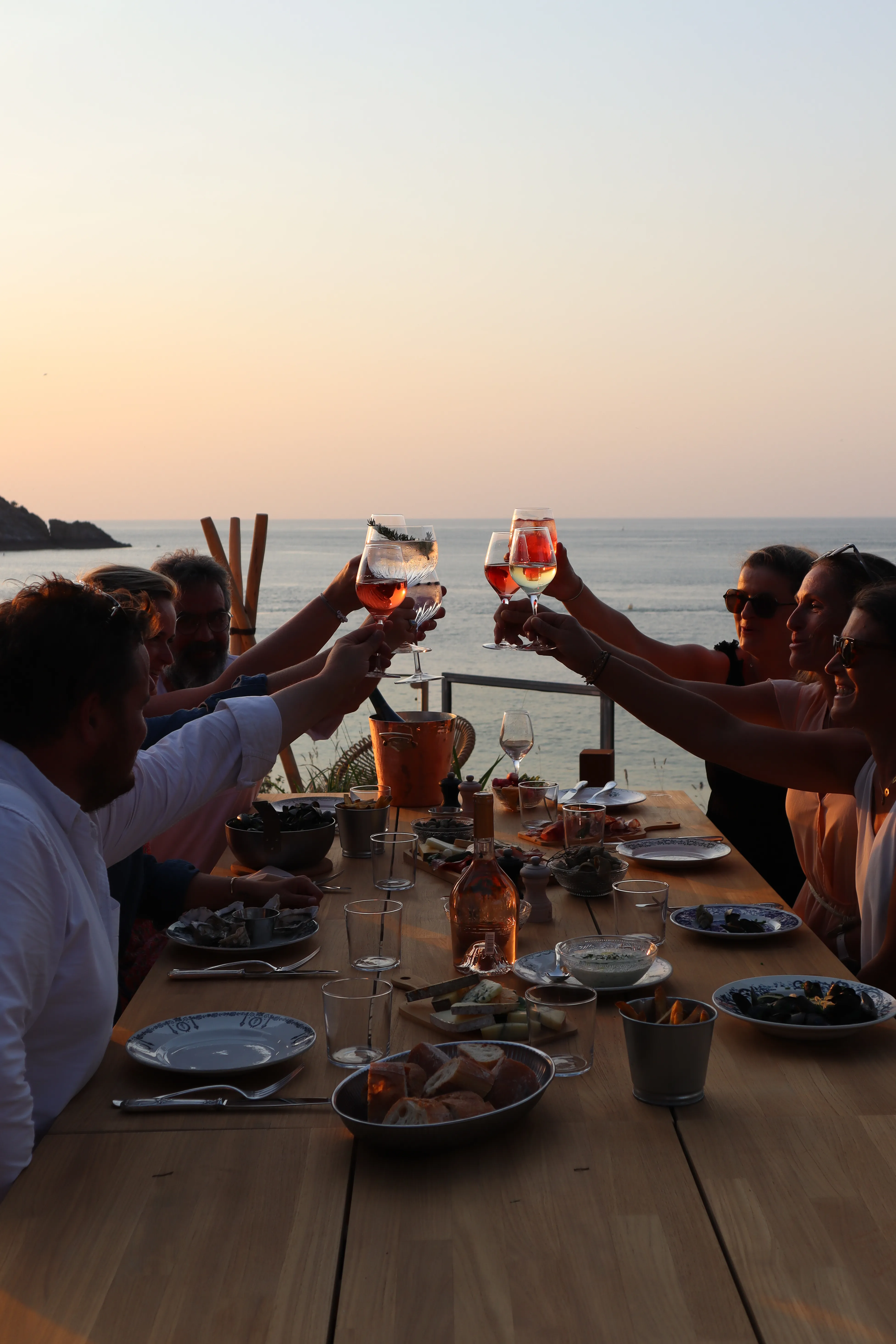 Toast entre amis à la table du coucher de soleil