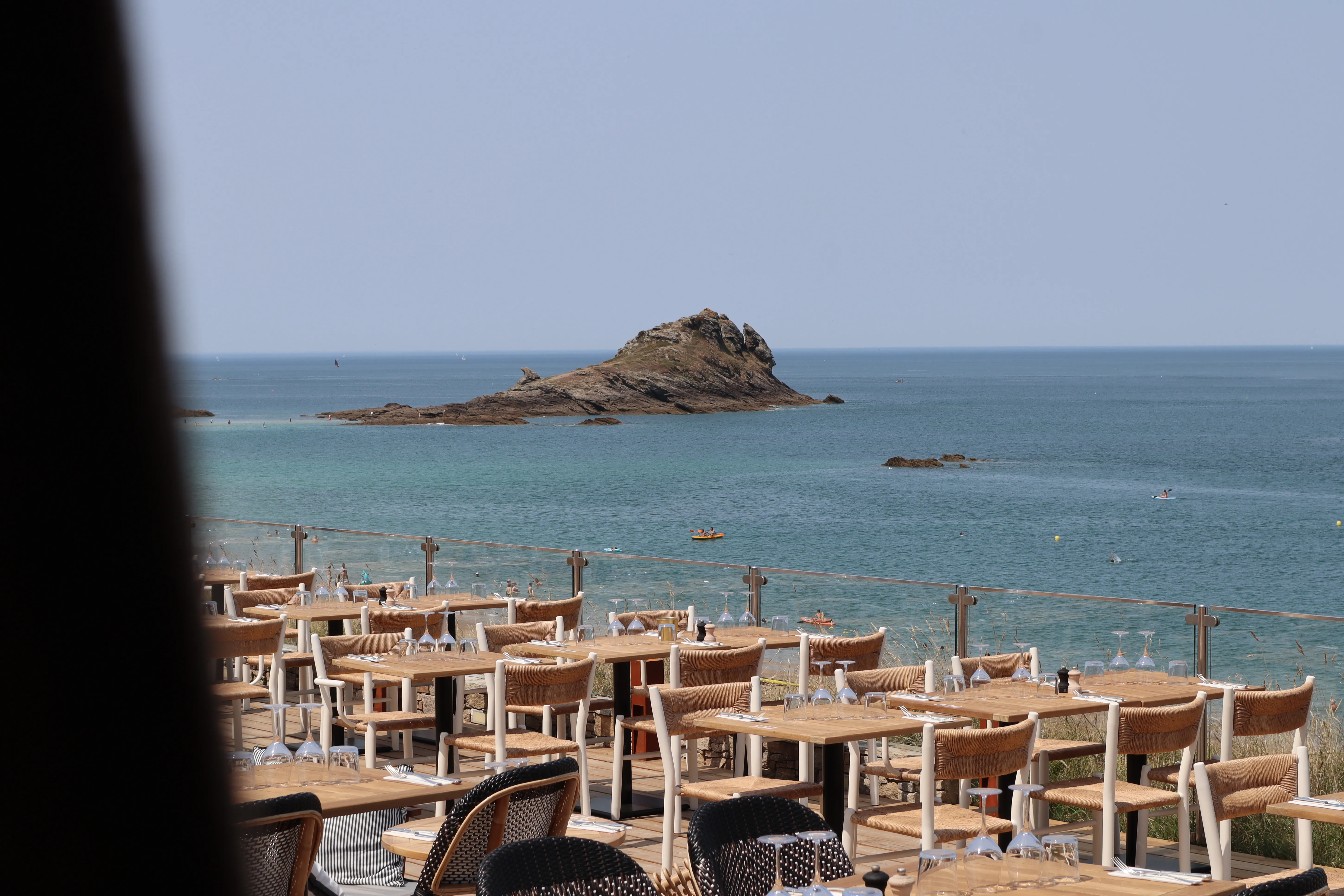 La terrasse et l'îlot des Chevrets vus depuis la salle du restaurant